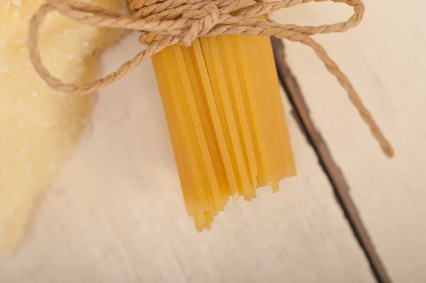 Pasta italiana ingredientes alimentarios básicos —  Fotos de Stock