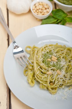 İtalyan geleneksel fesleğen pesto makarna malzemeler