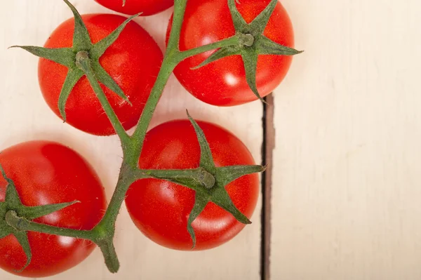 Verse cherry tomaten op een cluster — Stockfoto