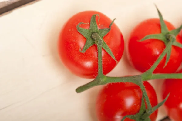 Verse cherry tomaten op een cluster — Stockfoto