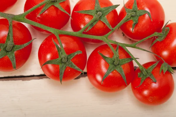 Verse cherry tomaten op een cluster — Stockfoto