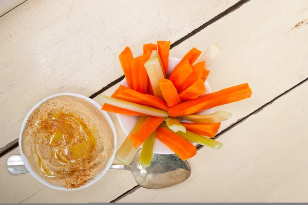 Hummus fresco con zanahoria cruda y apio — Foto de Stock
