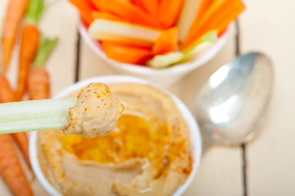 Trempette de houmous frais avec carotte crue et céleri — Photo