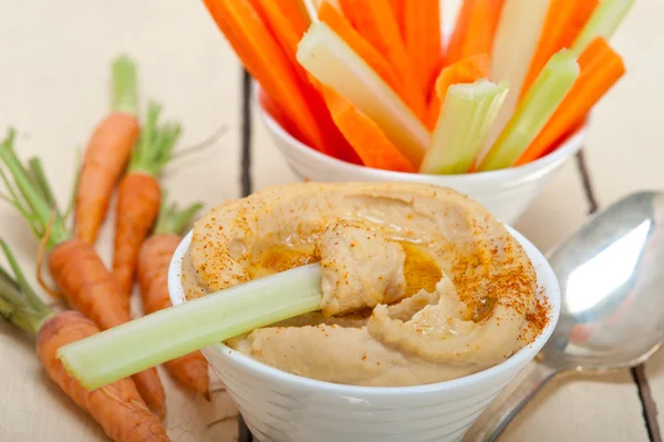 Trempette de houmous frais avec carotte crue et céleri — Photo