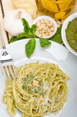 İtalyan geleneksel fesleğen pesto makarna malzemeler