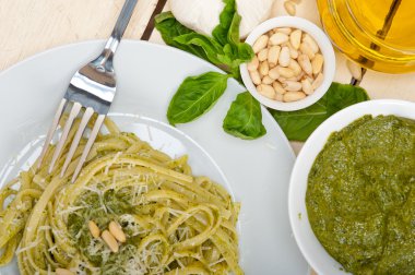 İtalyan geleneksel fesleğen pesto makarna malzemeler