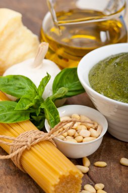 İtalyan geleneksel fesleğen pesto makarna malzemeler