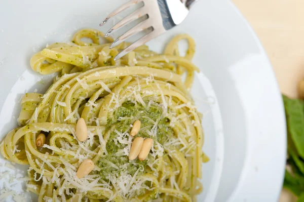 İtalyan geleneksel fesleğen pesto makarna malzemeler — Stok fotoğraf