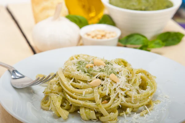 Italiaanse traditionele basilicum pesto pasta ingrediënten — Stockfoto