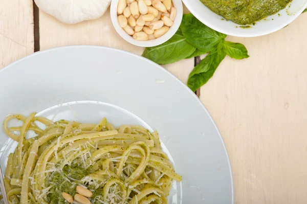Итальянские традиционные ингредиенты базиликовой песто-пасты — стоковое фото