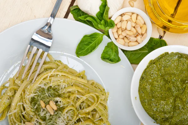 İtalyan geleneksel fesleğen pesto makarna malzemeler