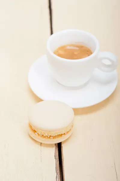 エスプレッソ コーヒーとカラフルなマカロン — ストック写真