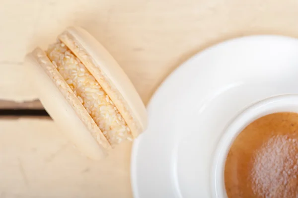 Macaroons coloridos com café expresso — Fotografia de Stock