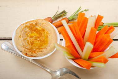taze humus dip çiğ havuç ve kereviz ile 