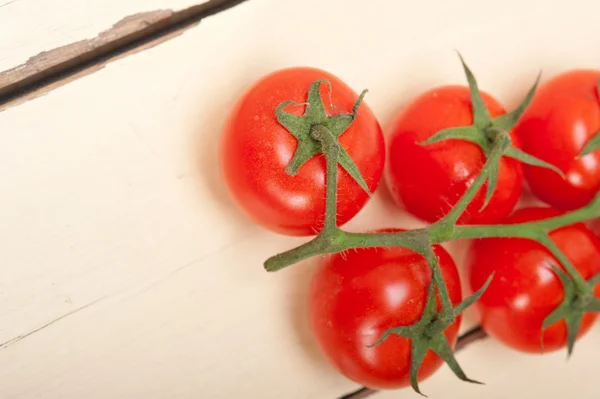 Fresh cherry tomatoes on a cluster — Stock Photo, Image