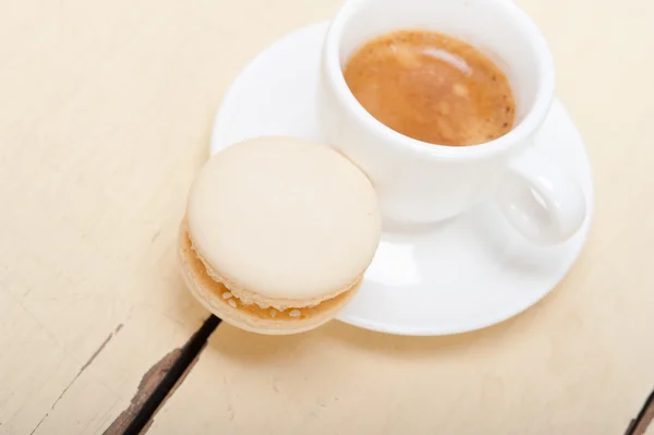 Macarons colorés avec café expresso — Photo