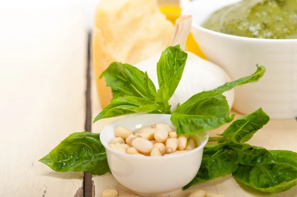 Składniki sosu pesto włoski bazylia — Zdjęcie stockowe