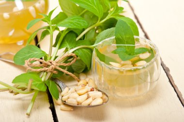 Arap geleneksel nane ve çam fıstığı çay