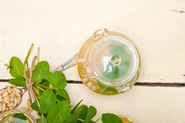 Menta tradicional árabe e chá de pinhões — Fotografia de Stock