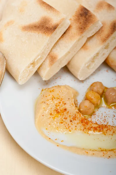 Hummus com pão pita — Fotografia de Stock