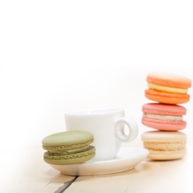 espresso kahve ile renkli macaroons 
