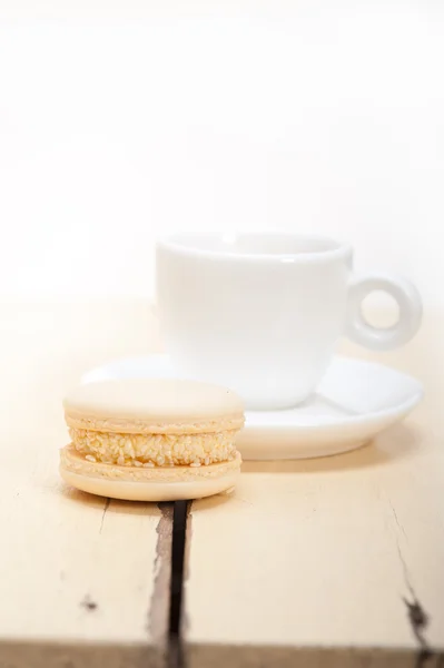 Macarons colorés avec café expresso — Photo