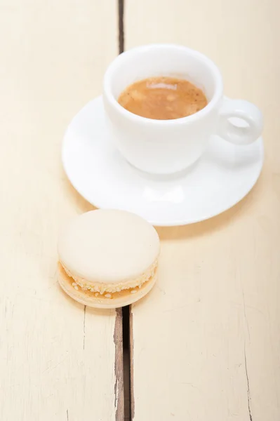 Färgglada macaroons med espressokaffe — Stockfoto