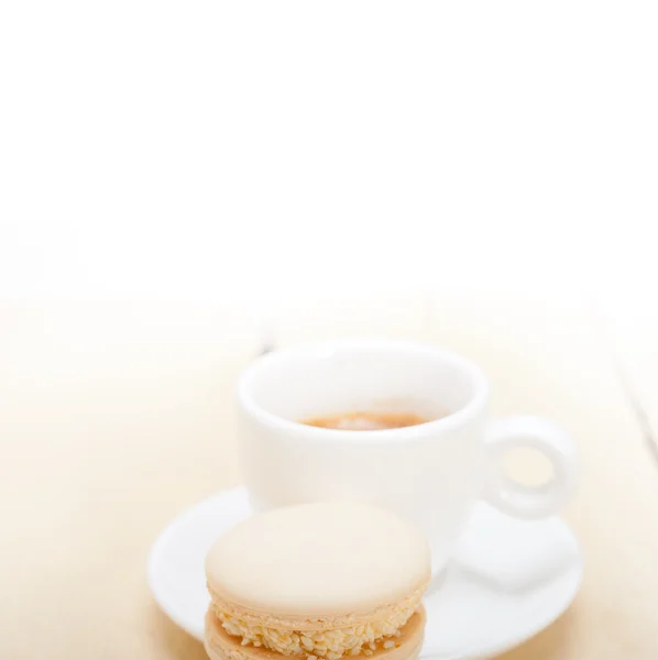 Macaroons coloridos com café expresso — Fotografia de Stock