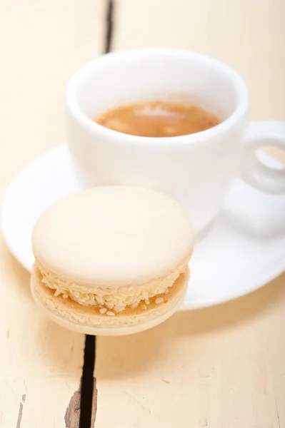 Macarrones coloridos con café expreso —  Fotos de Stock