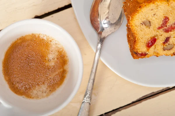 Сливовый торт и кофе эспрессо — стоковое фото