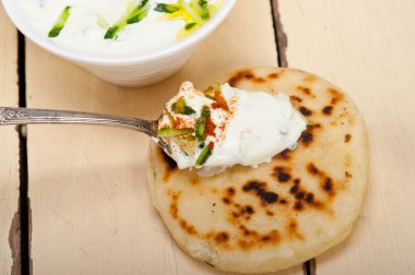 Arap Ortadoğu keçi yoğurt ve salatalık salatası