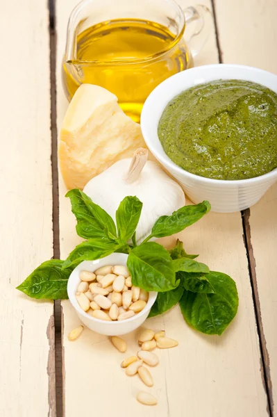 Pesto de albahaca italiana ingredientes de salsa — Foto de Stock