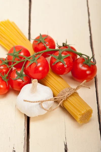 Italienska grundläggande pasta ingredienser — Stockfoto
