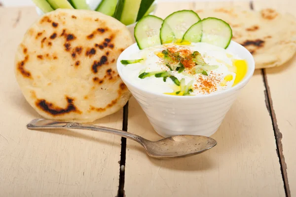 Ensalada árabe de yogur de cabra y pepino de Oriente Medio — Foto de Stock