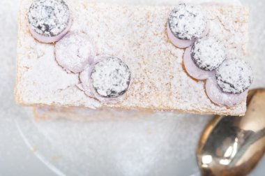 Napolyon yaban mersinli pasta tatlı 