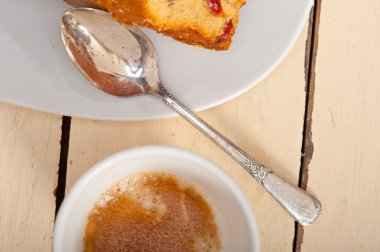 Kuru üzümlü kek ve espresso kahve 