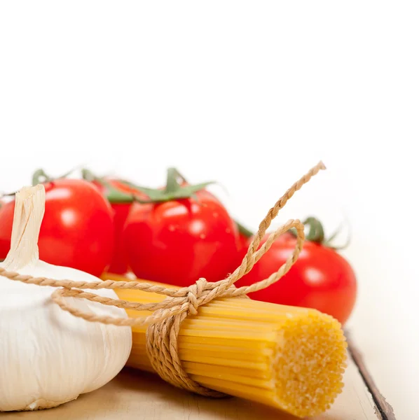 基本的なイタリアのパスタの食材 — ストック写真