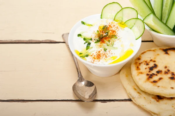 Yogurt di capra del Medio Oriente arabo e insalata di cetrioli — Foto Stock