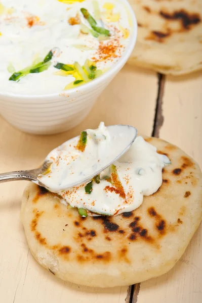 Iogurte de cabra árabe do Oriente Médio e salada de pepino — Fotografia de Stock