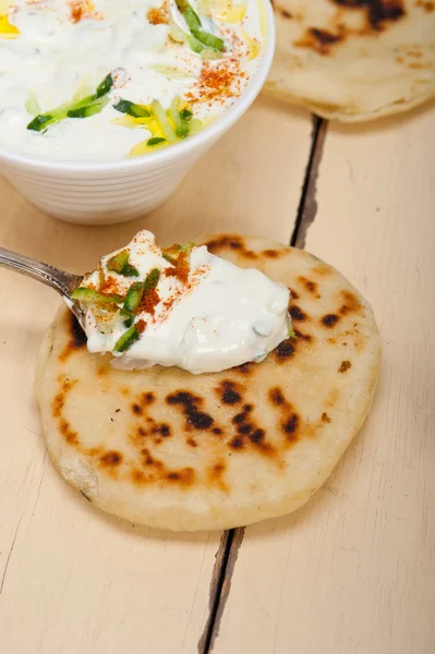 Arab Mellanöstern get yoghurt, gurka, sallad — Stockfoto