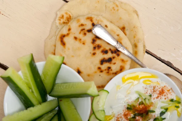 Ensalada árabe de yogur de cabra y pepino de Oriente Medio — Foto de Stock