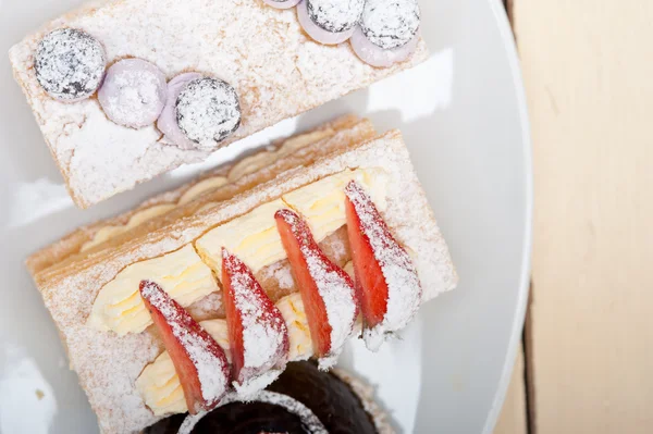 신선한 크림 케이크 디저트 접시의 선택 스톡 사진