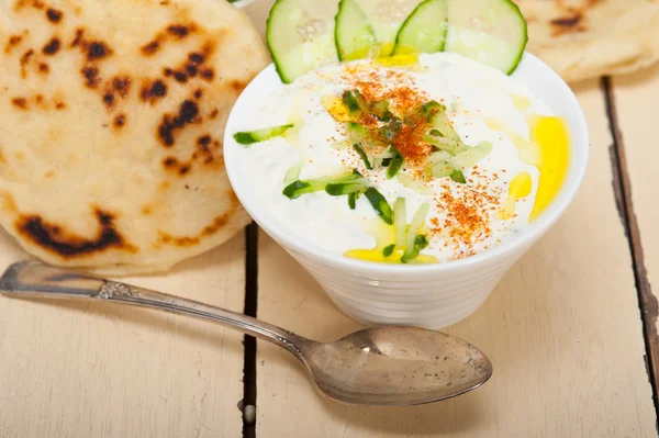 Salade arabe de yaourt de chèvre et de concombre du Moyen-Orient — Photo