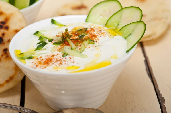 Salade arabe de yaourt de chèvre et de concombre du Moyen-Orient — Photo