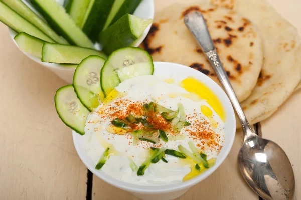 Salade arabe de yaourt de chèvre et de concombre du Moyen-Orient — Photo