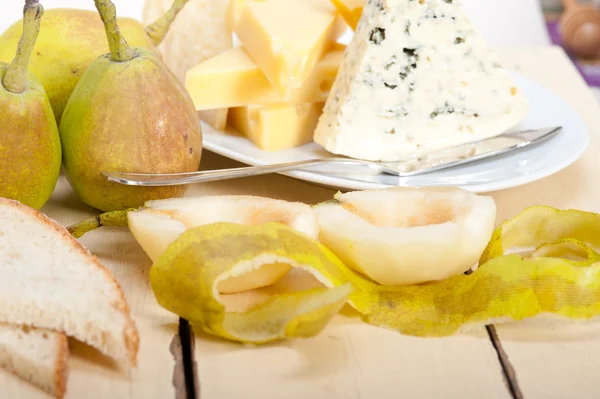 Peras frescas e queijo — Fotografia de Stock