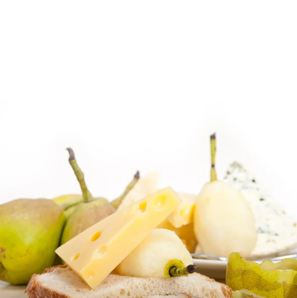 Peras frescas y queso —  Fotos de Stock