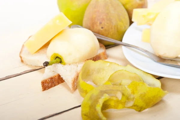 Fresh pears and cheese — Stock Photo, Image