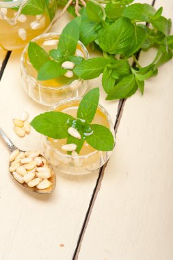 Arap geleneksel nane ve çam fıstığı çay