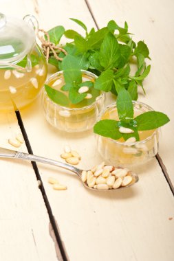 Arap geleneksel nane ve çam fıstığı çay